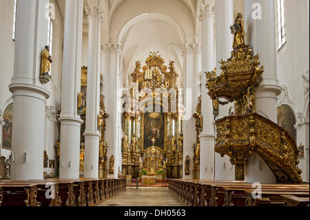 Innenansicht mit Hochaltar und Kanzel, Karmeliterkloster in Straubing, Bayern, Niederbayern Stockfoto