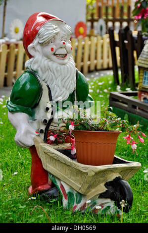 Gartenzwerg als Gärtner, Bueches nahe Buedingen, Hessen, PublicGround Stockfoto