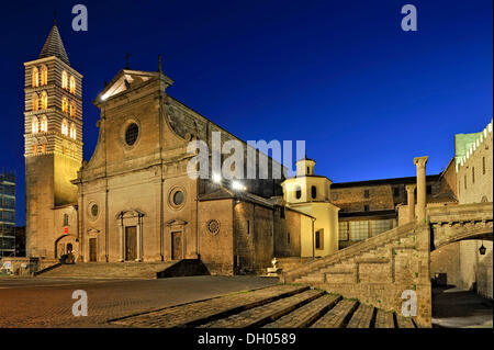 Der Glockenturm Campanile, Kathedrale San Lorenzo mit der Taufkapelle, die Treppe zu den Papst Palast, Palazzo dei Papi Stockfoto