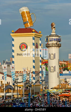 Türme von Partyzelten Paulaner Brauereien und Lowenbraeu auf der Wies'n, Oktoberfest, München, Bayern, Oberbayern Stockfoto