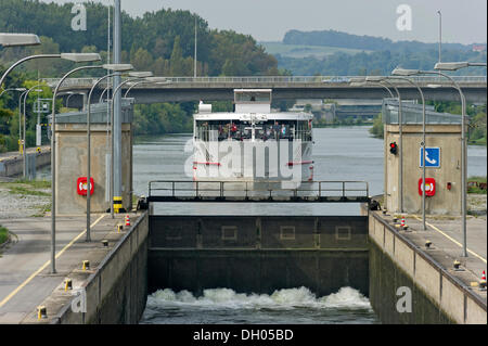 Riverboat, Viking Prestige, warten vor einer Sperre, die überflutet wird, Rhein-Main-Donau-Kanal, Regensburg Stockfoto