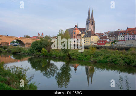 Steinerne Brücke, Donau, Niedermuensterkirche oder St.-Petri Dom, Salzstadel Lagerhalle Brueckentor Tor Stockfoto