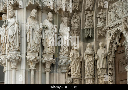 Skulpturen der Heiligen auf dem Portal, St.-Petri Dom, Regensburg, Oberpfalz, Bayern Stockfoto