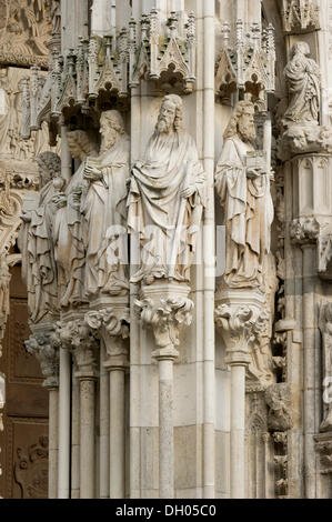 Skulpturen der Heiligen auf dem Portal, St.-Petri Dom, Regensburg, Oberpfalz, Bayern Stockfoto