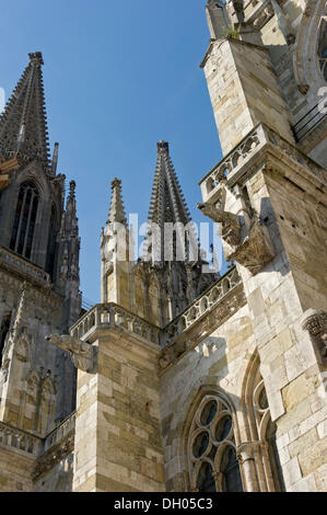 Türme und Skulpturen, Fassade, St.-Petri Dom, Regensburg, Oberpfalz, Bayern Stockfoto