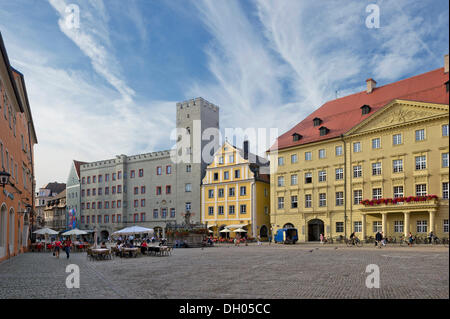 Gasthaus, Restaurant "Gasthof Zum goldenen Kreuz", Thon-Dittmer-Palais, Haidplatz Quadrat, Altstadt von Regensburg, Oberpfalz Stockfoto