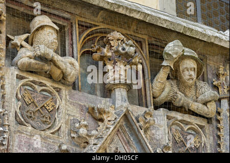 Figuren der Ritter über dem Portal der Kaisersaal, Reichssaal, altes Rathaus, Altstadt von Regensburg, Oberpfalz Stockfoto