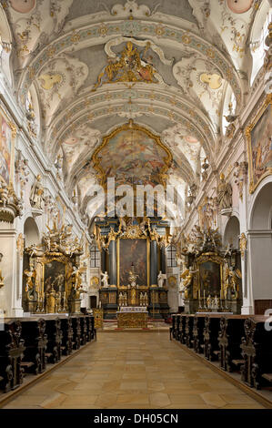 Benediktinerkloster St. Emmeram, St. Emmeram Abtei, päpstliche Basilika, Kirchenschiff und Hochaltar mit einem barocken Innenraum durch die Stockfoto