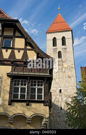 Stattliche Fachwerkhaus, jetzt verwendet als Teehaus Teehaus Bachfischer, Turm der Stiftskirche unserer lieben Frau oder alte Stockfoto