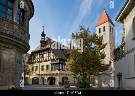 Stattliche Fachwerkhaus, jetzt verwendet als Teehaus Teehaus Bachfischer, Turm der Stiftskirche unserer lieben Frau oder alte Stockfoto