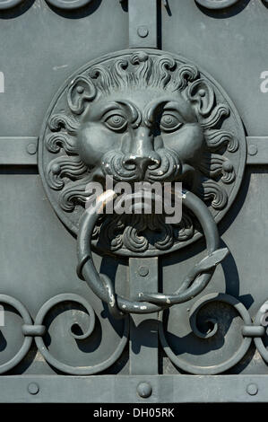 Wrought Eisen Türklopfer Löwenkopf, Außenwand, Bayerische Nationalmuseum, Bayerisches Nationalmuseum, Prinzregentenstraße Stockfoto