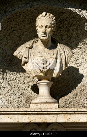 Dekorative Büste von Roman Emperor Julius Caesar, von Josef Rauch, Außenwand des Bayerischen Nationalmuseums Stockfoto