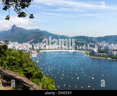 Rio De Janeiro, Brasilien, Südamerika - Antenne auf Stadt und Hafen in der Guanabara-Bucht / Ba'a da Guanabara Stockfoto
