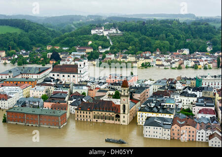 Altstadt mit Kloster Mariahilf, St. Michael Kirche und das Rathaus während des Hochwassers am 3. Juni 2013, Passau Stockfoto