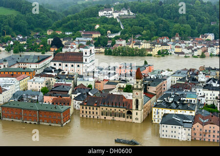 Altstadt mit Kloster Mariahilf, St. Michael Kirche und das Rathaus während des Hochwassers am 3. Juni 2013, Passau Stockfoto