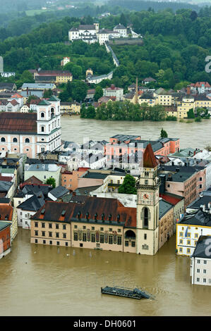 Altstadt mit Kloster Mariahilf, St. Michael Kirche und das Rathaus während des Hochwassers am 3. Juni 2013, Passau Stockfoto