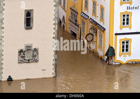 Rathaus mit der Überschreitung des historischen Flut Level Markers während des Hochwassers am 3. Juni 2013, Passau Hochwasser Stockfoto