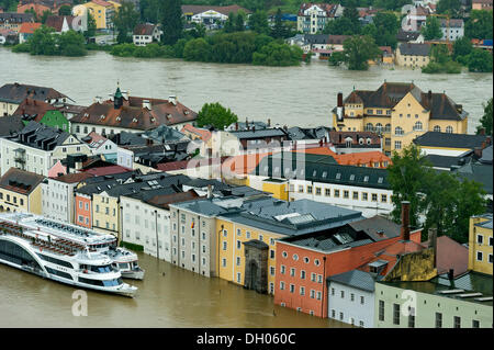 Ausflugsboot in die Altstadt von Passau während des Hochwassers am 3. Juni 2013, Passau, untere Bayern, Bayern, Deutschland Stockfoto