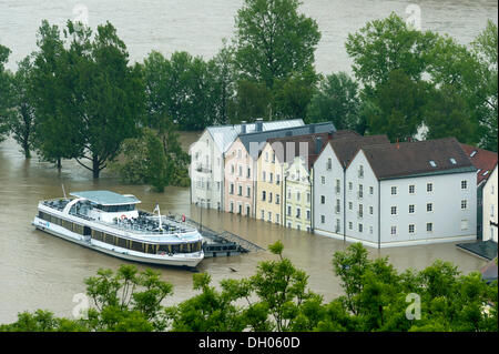 Ausflugsboot in die Altstadt von Passau während des Hochwassers am 3. Juni 2013, Passau, untere Bayern, Bayern, Deutschland Stockfoto