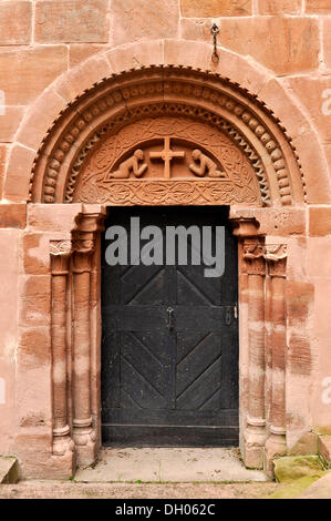 Mittelalterlichen Sandsteinrelief über der Eingangstür der Kapelle, Innenhof, ehemalige staufische Wasserburg, 12. Stockfoto