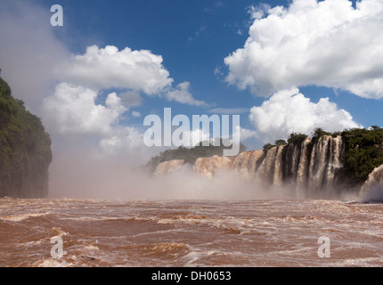 Flut geschwollenen Fluss zur berühmten Iguazu Wasserfälle Brasilien Argentinien Grenze Wasserfall Stockfoto