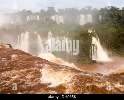 Flut angeschwollenen Fluss führt zum berühmten Iguaçu-Wasserfälle im Regenwald an der Grenze zwischen Brasilien und Argentinien Stockfoto
