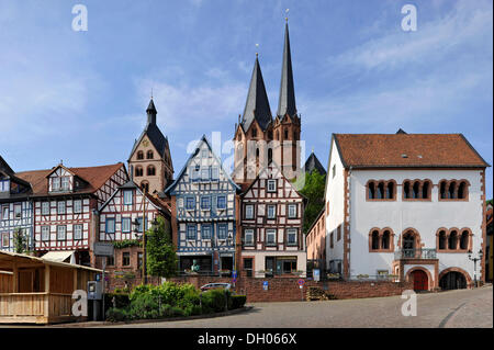 Romanische Kirche St. Maria, Fachwerkhäusern und der Romanisches Haus bauen, Gelnhausen, Hessen, Deutschland Stockfoto