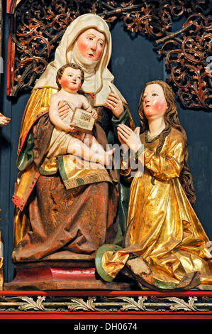 Geschnitzte Altar gewidmet St. Anne mit der Anna-Selbdritt-Gruppe, romanische Kirche St. Maria, Gelnhausen, Hessen, Deutschland Stockfoto