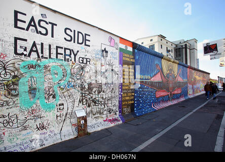 East Side Gallery, Wandmalereien und Gemälde an der Ostseite der Berliner Mauer, Berlin, PublicGround Stockfoto