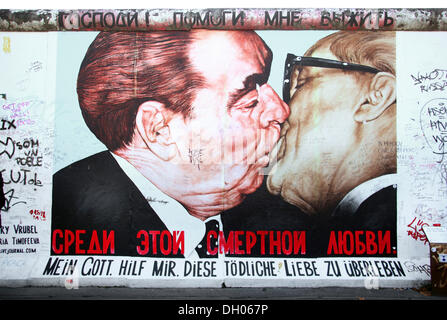 Brüderlich küssen zwischen Leonid Brezhnev und Erich Honecker, Malerei, Wandmalerei, East Side Gallery, Berlin, PublicGround Stockfoto