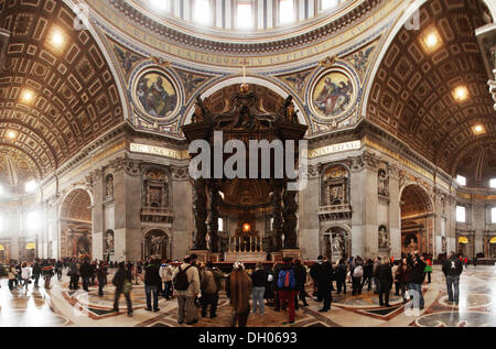 Dome-Bereich und der päpstliche Altar, Petersdom, Fontana di Trevi, Rom, Latium, Italien Stockfoto