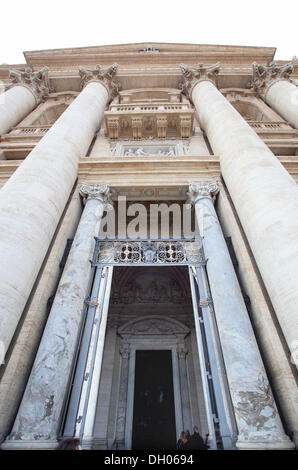 Eingang der St. Peter Basilika, Fontana di Trevi, Rom, Latium, Italien Stockfoto