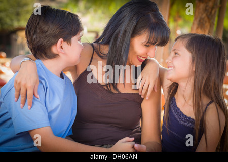 Attraktive Familienporträt in einem rustikalen Ranch Rahmen auf das Kürbisfeld. Stockfoto