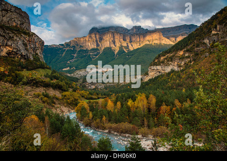 Herbstlandschaft im Ordesa und Monte Perdido Nationalpark, Huesca, Aragon, Spanien Stockfoto