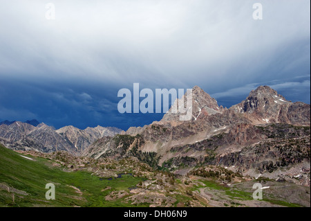 Große und mittlere Teton, Schulzimmer Gletscher und See vom Hurrikan-Pass, Grand-Teton-Nationalpark, Wyoming, USA Stockfoto