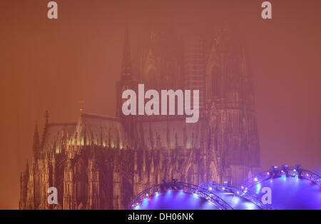 Musical Dome und Kölner Dom im Nebel, Köln, Nordrhein-Westfalen Stockfoto