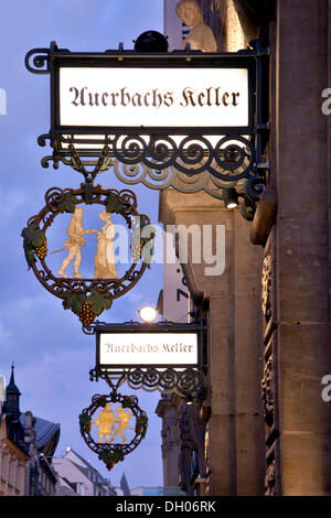 Inn Zeichen, Eingang zum Auerbachs Keller, Maedlerpassage shopping-Arkade, Leipzig, PublicGround Stockfoto