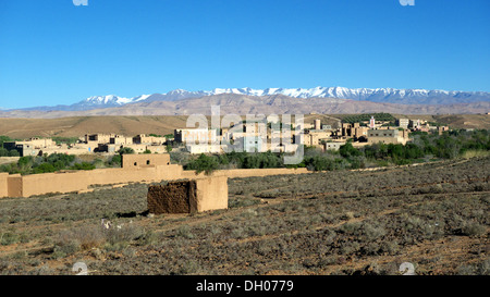 AIT Youl Dorf mit hohen Atlas-Gebirge hinaus Souss-Massa-Draa, Marokko. Stockfoto