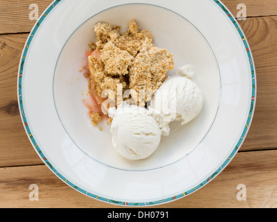 Apfel und Erdbeere bröckeln und Eis dessert Pudding in eine Schüssel, Ansicht von oben Stockfoto