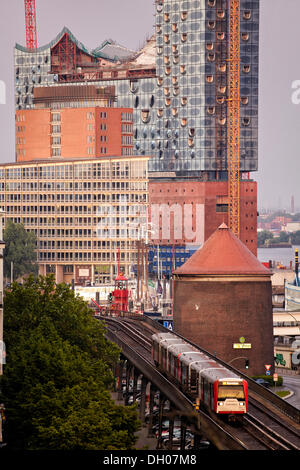 U-Bahn vor der Elbphilharmonie, Hamburg Stockfoto