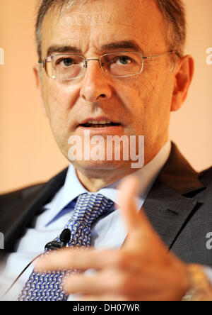 München, Deutschland. 28. Oktober 2013. BMW-Vorstandsvorsitzender Norbert Reithofer spricht auf der Handelsblatt Autogipfel 2013-Konferenz in München, Deutschland, 28. Oktober 2013. Mitarbeiter im Büro von Deutschlands bedeutendsten Hersteller sprechen über die Aussichten und die Situation der Autohersteller und Zulieferer auf der zweitägigen Konferenz. Foto: Tobias Hase/Dpa/Alamy Live News Stockfoto