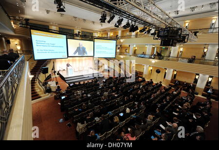 München, Deutschland. 28. Oktober 2013. Daimler-Manager Dieter Zetsche spricht auf der Handelsblatt Autogipfel 2013-Konferenz in München, Deutschland, 28. Oktober 2013. Mitarbeiter im Büro von Deutschlands wichtigsten Zweig sprechen über die Aussichten und die Situation der Autohersteller und Zulieferer auf der zweitägigen Konferenz. Foto: Tobias Hase/Dpa/Alamy Live News Stockfoto