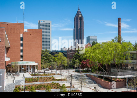 Innenhofbereich des Georgia Tech Campus mit Bobby Dodd Stadium und Skyline von Midtown Atlanta im Hintergrund. (USA) Stockfoto