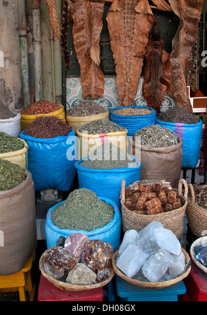 Marrakesch Marokko Medina Souk Lebensmittelhändler Lebensmittelgeschäft Gewürz Kräuter würzen Geschmack genießen Stockfoto