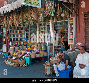 Marrakesch Marokko Medina Souk Lebensmittelhändler Lebensmittelgeschäft Gewürz Kräuter würzen Geschmack genießen Stockfoto