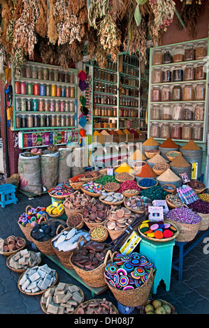 Marrakesch Marokko Medina Souk Lebensmittelhändler Lebensmittelgeschäft Gewürz Kräuter würzen Geschmack genießen Stockfoto