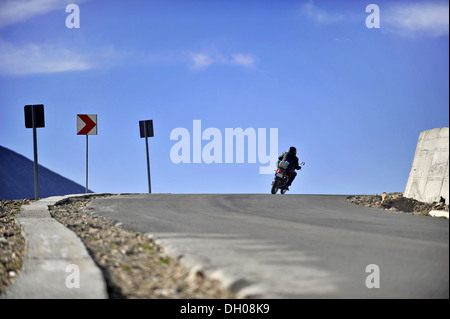 Motorradfahrer unter einer Kurve auf die recht hohe Transalpina unterwegs Stockfoto