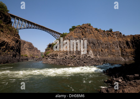 Viktoriafälle zu überbrücken, die Grenze zwischen Sambia und Simbabwe und den kochenden Topf Stromschnellen an der Unterseite des Wasserfalls, Afrika Stockfoto