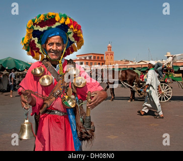 Marokkanische Wasser Verkäufer in traditioneller Tracht Jamaa el Fna quadratischen Marktplatz in Marrakeschs Medina Quartal Marokko (Altstadt) Stockfoto