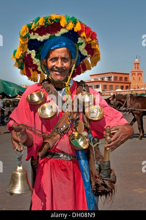 Marokkanische Wasser Verkäufer in traditioneller Tracht Jamaa el Fna quadratischen Marktplatz in Marrakeschs Medina Quartal Marokko (Altstadt) Stockfoto